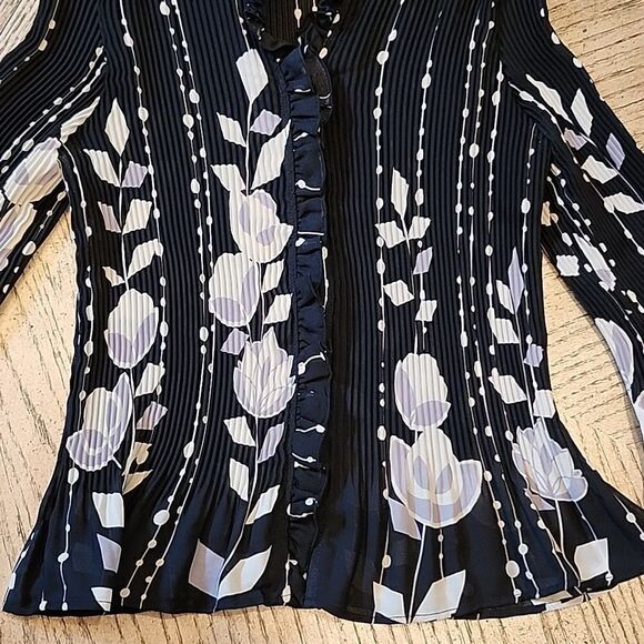 Floral bell sleeve button down shirt size Petite L - Picture 2 of 8